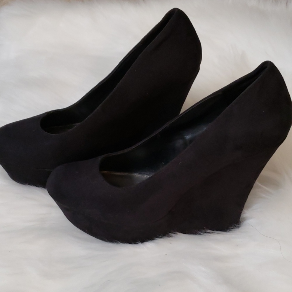 SOLD: Brash Black Suede Wedges